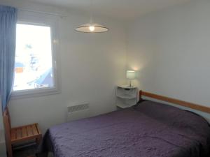 - une chambre avec un lit et une fenêtre dans l'établissement Résidence Balcons Du Soleil - Pièces 584, à Germ