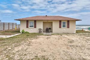 una piccola casa sulla spiaggia vicino all'oceano di Quarter Deck N | Flagler Beach a Flagler Beach