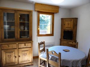a kitchen with wooden cabinets and a table and a window at Résidence Palmes D'or - 2 Pièces pour 4 Personnes 504 in Les Contamines-Montjoie