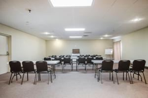 una sala de conferencias con mesas y sillas en una habitación en SureStay Plus by Best Western Corydon, en Corydon
