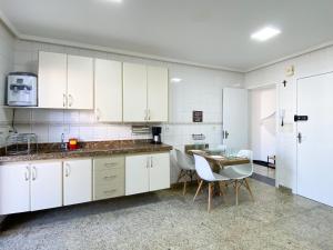 Dapur atau dapur kecil di Cobertura Com Piscina em Guarapari - GUA001