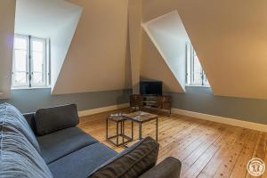 ein Wohnzimmer mit einem Sofa und einem Tisch in der Unterkunft Villa du Lys in Luchon