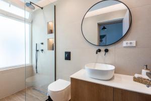 Ένα μπάνιο στο Spacious & Luxe 3BR Downtown 1min to Beach