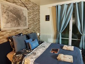 ein Schlafzimmer mit einem Bett mit zwei Handtüchern darauf in der Unterkunft La Clef du Bonheur - 9 Min de Disney Jardin privatif in Bailly-Romainvilliers