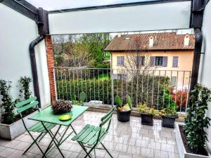 patio con mesa y sillas en el balcón en Les Maisons des Fleurs, en San Bartolomeo