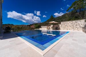 einen Pool in einer Villa in der Unterkunft Majestic Apartment in Tivat