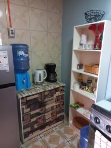 伊斯拉德邁波的住宿－Casa Lo Herrera，厨房配有砖台和冰箱