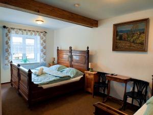 ŽelezniceHotel u Jindry的卧室里有一张床，床上有一只泰迪熊