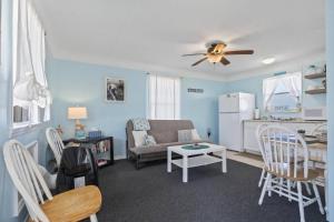 un soggiorno con un divano e un tavolo di Quarter Deck N | Flagler Beach a Flagler Beach