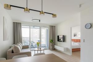 TV a/nebo společenská místnost v ubytování 5 min do Skweru! Baltic Sands Premium Apartments - Free Parking