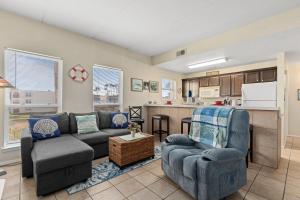 uma sala de estar com um sofá e cadeiras e uma cozinha em Beachview Get-AWAY @ Fantasy Circle em South Padre Island