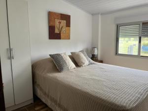 a bedroom with a bed and a window at 0 es 3 Uno in Treinta y Tres