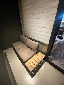 un divano bianco in una stanza con finestra di Maravilloso Depto nuevo 2D 2B centro frente al lago a Puerto Varas
