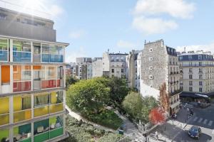 eine Luftansicht einer Stadt mit hohen Gebäuden in der Unterkunft Appartement Nation in Paris