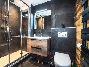 een badkamer met een douche, een toilet en een wastafel bij Résidence Rond Point Des Pistes B - 3 Pièces pour 6 Personnes 414 in Tignes