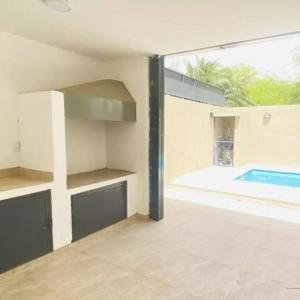 una casa vacía con piscina y ventana en Hermoso departamento funcional Torre Pacha en Santiago del Estero