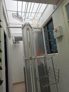 um elevador de metal num quarto com tecto em Apartamento completo cerca a embajada 1 em Bogotá
