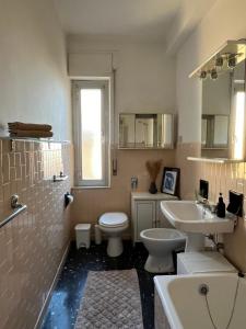a bathroom with a toilet and a sink at Casa Vintage in Alassio