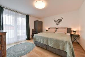um quarto com uma cama grande e uma janela grande em Mensels City 3 em Füssen