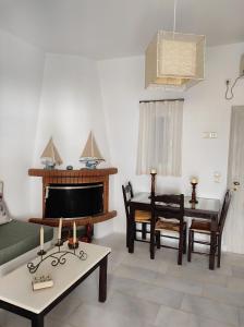 sala de estar con sofá, mesa y piano en Paradise Pirgaki Naxos, en Agiassos