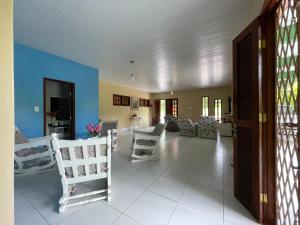 a living room with white chairs and a couch at Chácara Lameiro, Crato-CE in Crato