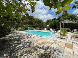 a swimming pool in the middle of a yard at Chácara Lameiro, Crato-CE in Crato