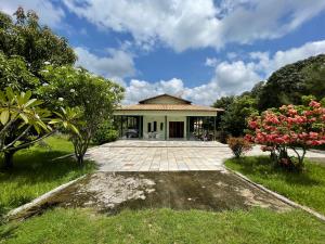 a house with a garden and a patio at Chácara Lameiro, Crato-CE in Crato