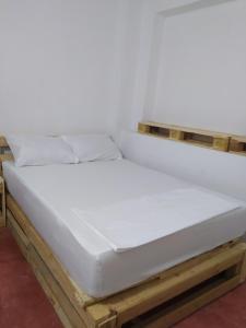San Vicente de ChucuríにあるDe La Mora Hostal.の木製のプラットフォーム上のベッド
