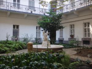 une statue d'un chat devant un bâtiment dans l'établissement M Apartments - Downtown, à Budapest