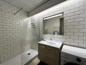 y baño con lavabo y espejo. en Résidence Les Glovettes - Studio pour 6 Personnes 234, en Villard-de-Lans