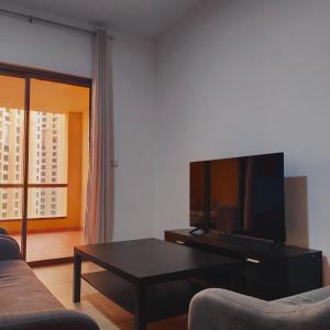 sala de estar con TV y mesa de centro en Sea la Vie, en Dubái