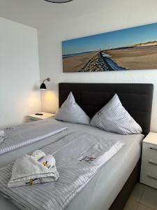 um quarto com uma cama com toalhas em Lange Anna em Wangerooge