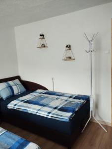 - une chambre avec un lit et deux lumières sur le mur dans l'établissement Apartman AMY, à Jajce