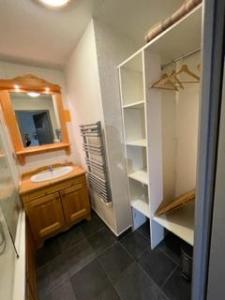 Vonios kambarys apgyvendinimo įstaigoje Chalets Du Galibier I - Studio pour 4 Personnes 654
