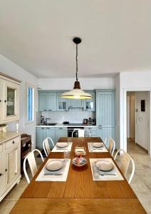 Imagen de la galería de Grand Blue Terrace - Island house by Hostandros, en Batsi