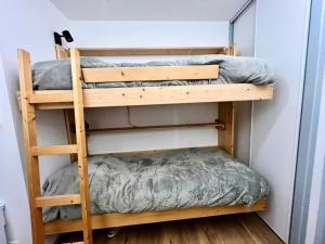 Двох'ярусне ліжко або двоярусні ліжка в номері Chalet De L'arvette - 2 Pièces pour 4 Personnes 694