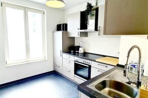 Η κουζίνα ή μικρή κουζίνα στο Luxury one bedroom flat with parking&balcony-Cent2 +5 φωτογραφίες