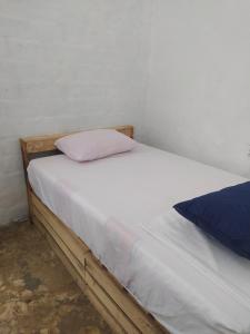 Postel nebo postele na pokoji v ubytování De La Mora Hostal.