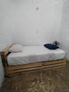 Postel nebo postele na pokoji v ubytování De La Mora Hostal.