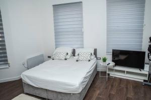 Tempat tidur dalam kamar di Aylesbury Studio-1 with free parking