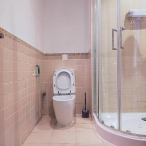 łazienka z toaletą i prysznicem w obiekcie Sea la Vie w Dubaju
