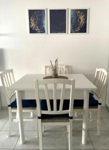羅卡聖喬瓦尼的住宿－La Via dei Trabocchi，白色餐桌,带四把椅子