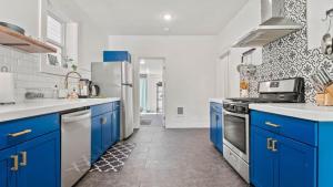 cocina con armarios azules y nevera blanca en Beautifully Remodeled 2bd in the Perfect Location, en Leadville
