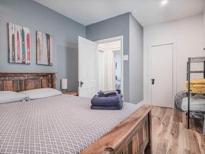 1 dormitorio con 1 cama grande y paredes azules en Beautifully Remodeled 2bd in the Perfect Location, en Leadville