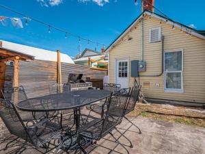 un patio con mesa y sillas frente a una casa en Beautifully Remodeled 2bd in the Perfect Location, en Leadville