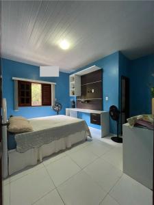 a bedroom with a bed and a blue wall at Chácara Lameiro, Crato-CE in Crato