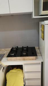 una cocina con fogones en un armario en Gravatá Winterville Residence en Gravatá