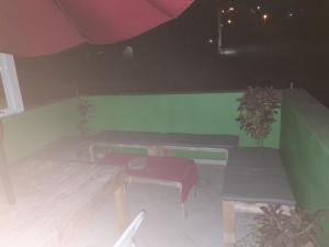 een kamer met banken en een tafel en een plant bij chez albino guest house in São Filipe