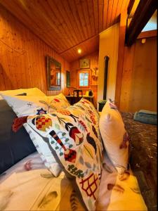 Rúm í herbergi á Un nid au paradis - Chalet traditionnel avec beaucoup de cachet