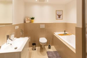 un bagno con un water e un lavandino di soulscape Apartments Zwickau kompakter LOFT-Wohnraum mit Lift direkt in die Wohnung, modern, zentrumsnah, gratis WIFI a Zwickau